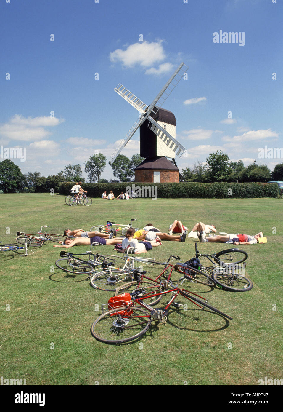 East London à Essex groupe caritatif vélo les cyclistes se reposent sur le pittoresque village de Mountnessing Green & post moulin moulin à vent Brentwood Essex Angleterre Royaume-Uni Banque D'Images