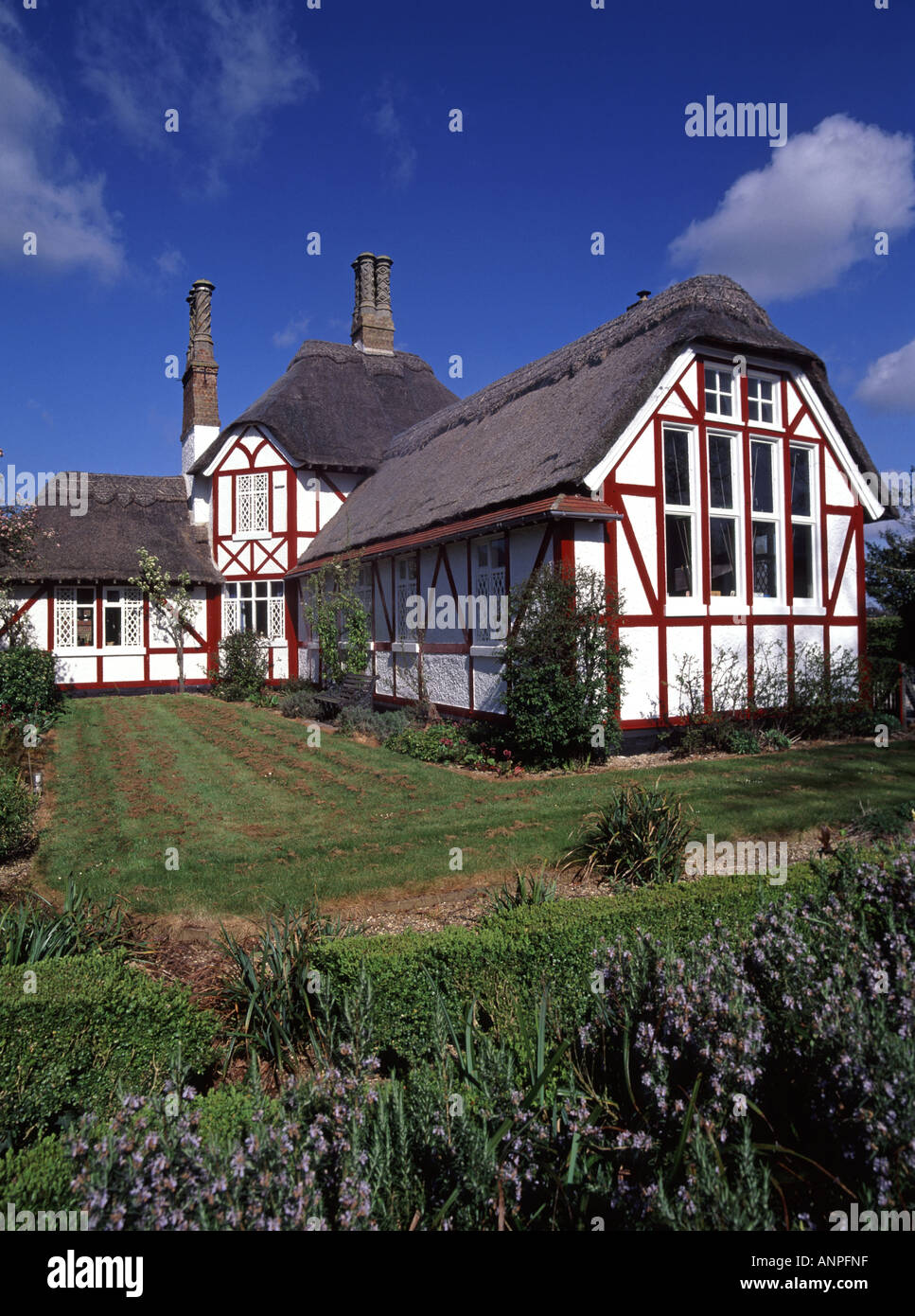Historical1845 Grade II inscrit Somerleyton comté primaire village école thatched Mur de toit en bois et bois appliqué East Anglia Suffolk, Angleterre ROYAUME-UNI Banque D'Images