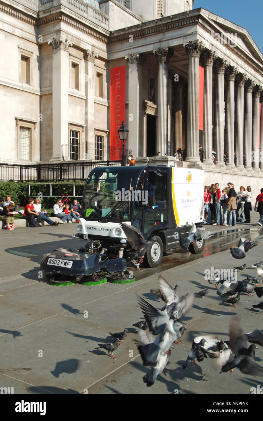 Balayeuses mécaniques machine avec litière nettoyage pilote & mess pigeon de pavage à l'extérieur de la zone touristique de la National Gallery à Trafalgar Square London Banque D'Images