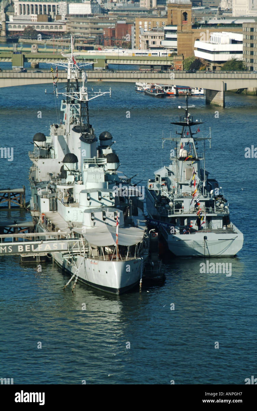 Le HMS Belfast cruiser amarré dans le bassin de Londres, lors de la visite du navire de patrouille extracôtier de classe River Tyne avec HMS Banque D'Images