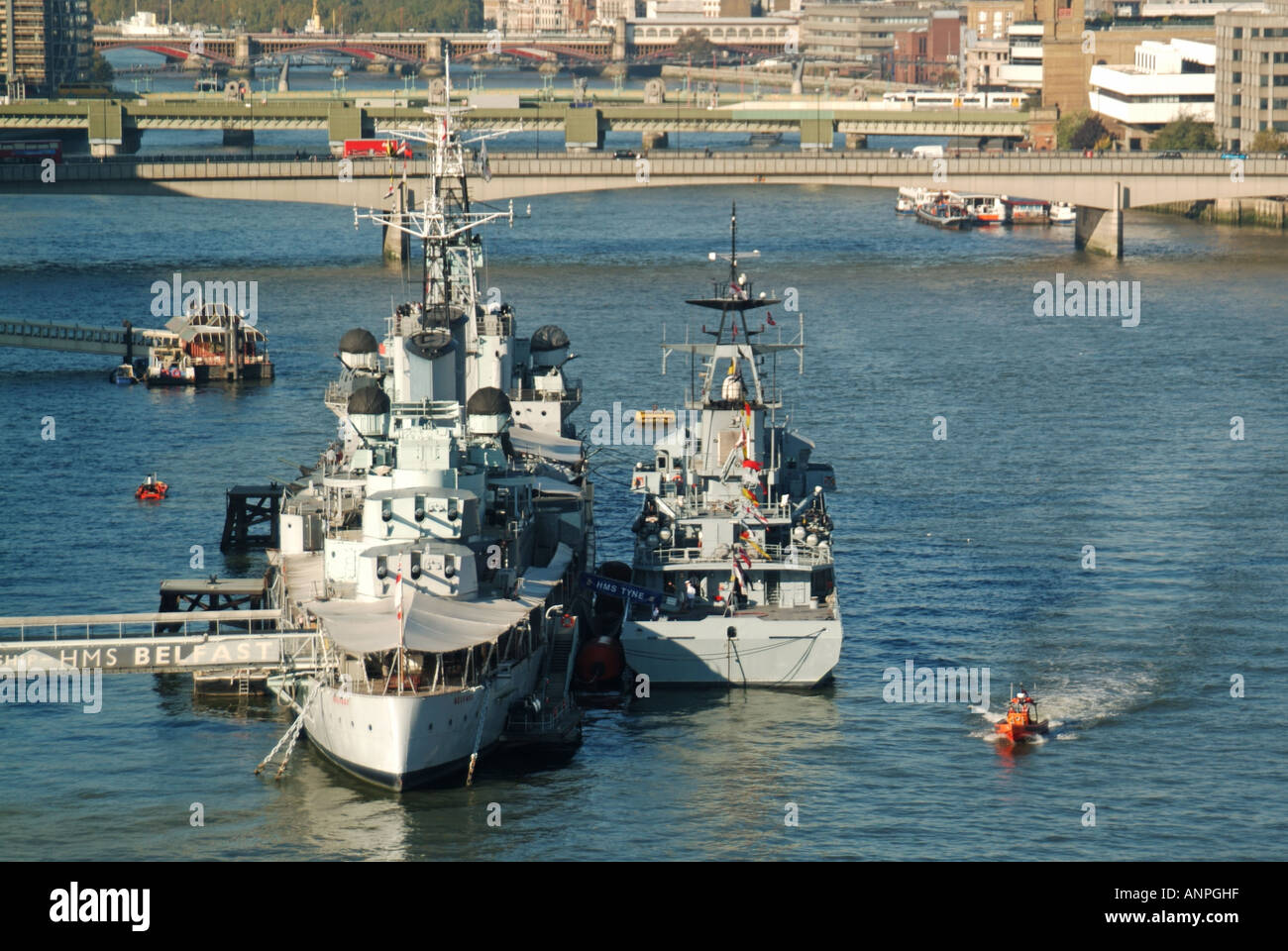 En regardant la Tamise et le HMS Belfast, bateau de croisière historique Imperial War Museum et bateau de patrouille offshore de classe River, HMS Tyne, aux côtés de l'Angleterre britannique Banque D'Images
