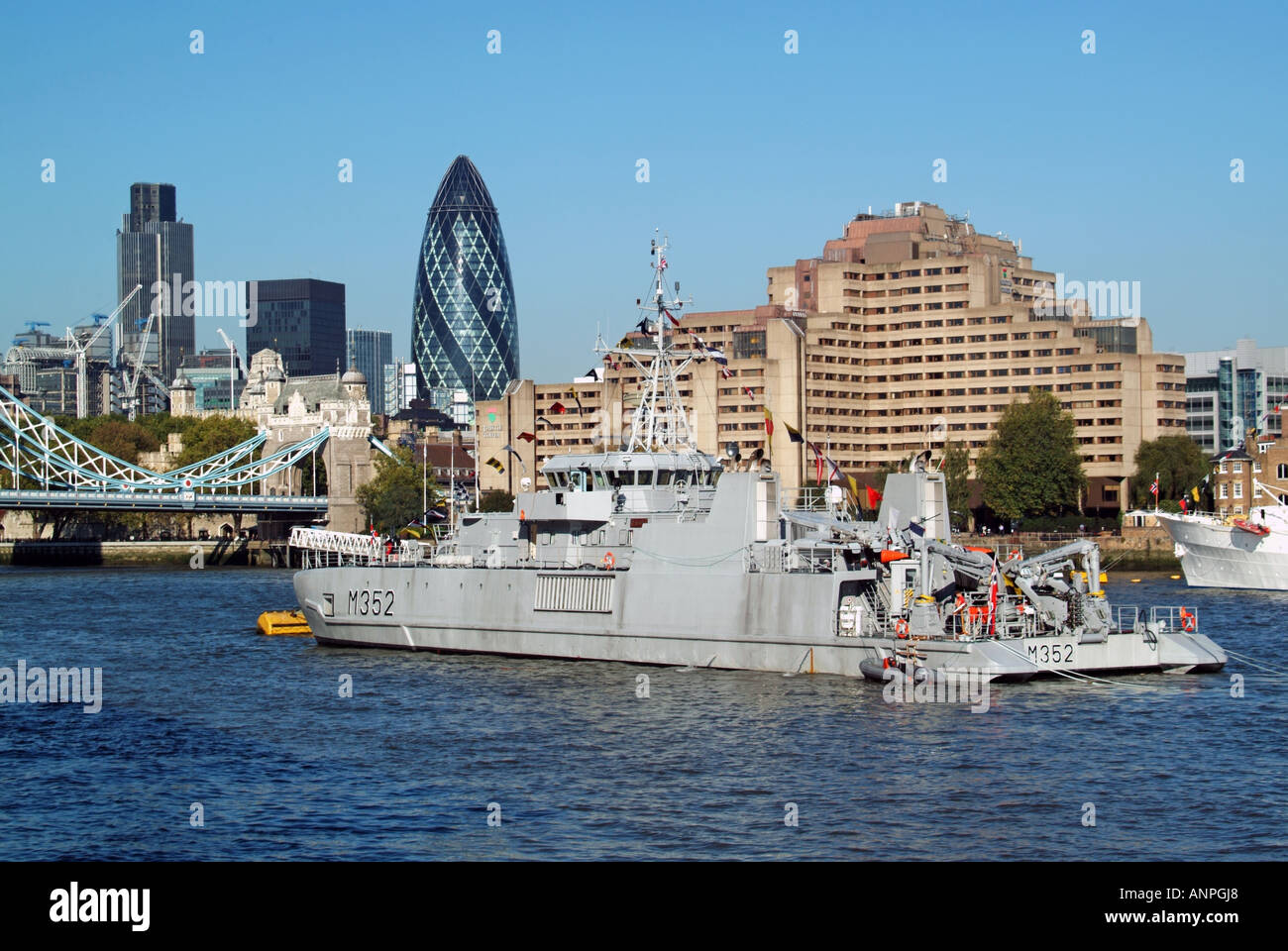 Tamise mouillée à la marine royale norvégienne démineur Rauma M352 et le Yacht Royal HNOMY KS Norge du Roi de Norvège au-delà lors d'une visite d'état London UK Banque D'Images