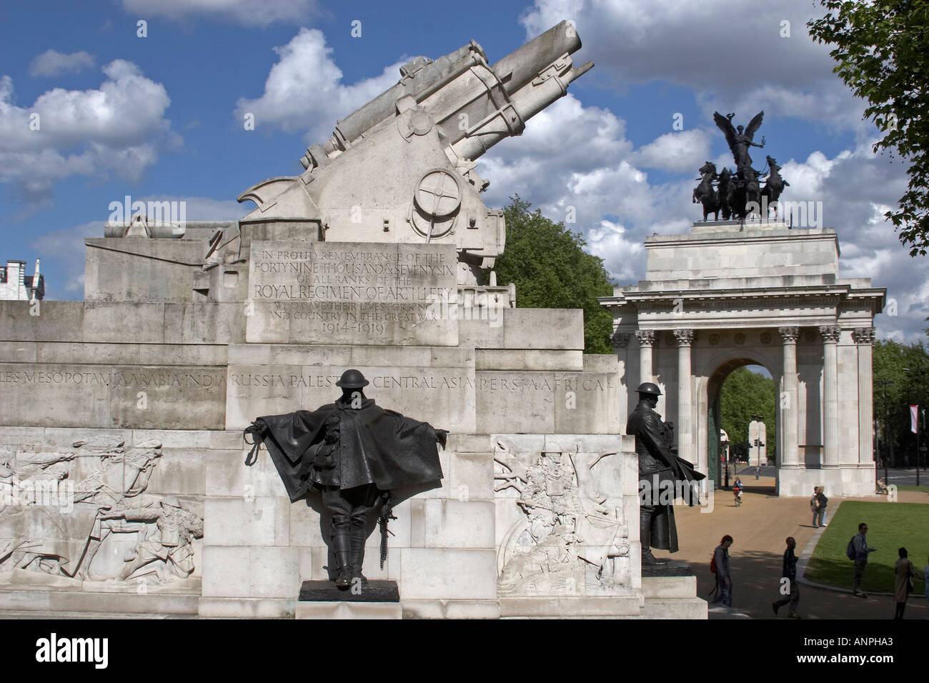 Mémorial de l'Artillerie royale avec Wellington Arch, sur Hyde Park sur summer day Constitution Hill London SW1 Angleterre Banque D'Images