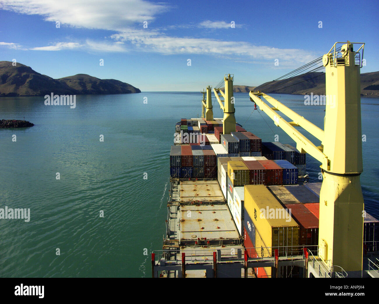 Vue depuis la passerelle du navire comme un porte-conteneurs quitte Lyttelton, Nouvelle-Zélande Banque D'Images