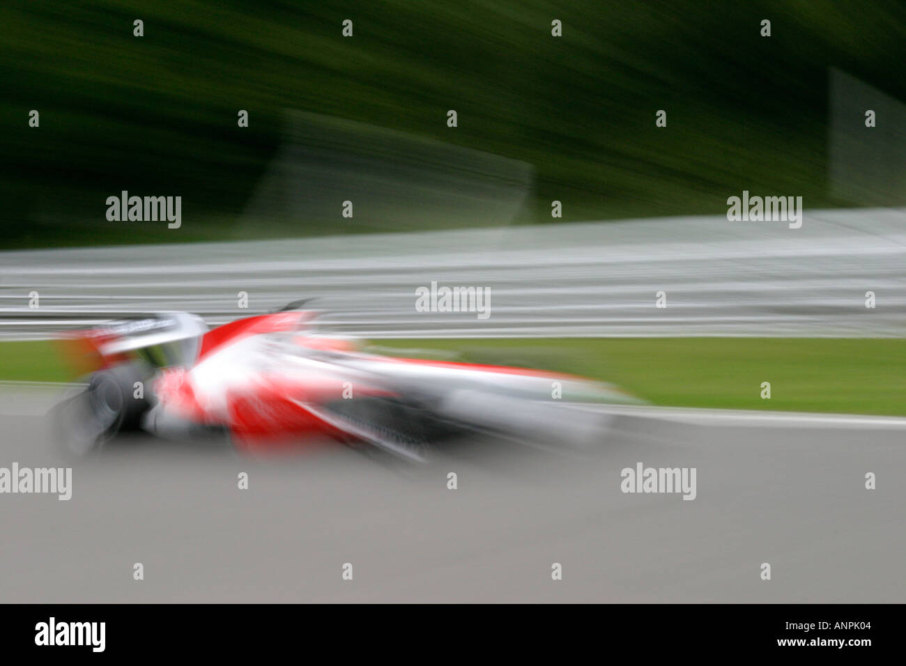 Voiture de course blur, circuit de Brands Hatch, en Angleterre Banque D'Images