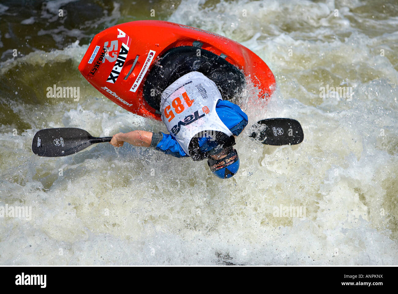 Tuomas Kuronen, la Finlande en compétition dans la coupe d'Europe Freestyle Championships Men's K1 de la concurrence au Holme Pierrepont, Nottingh Banque D'Images