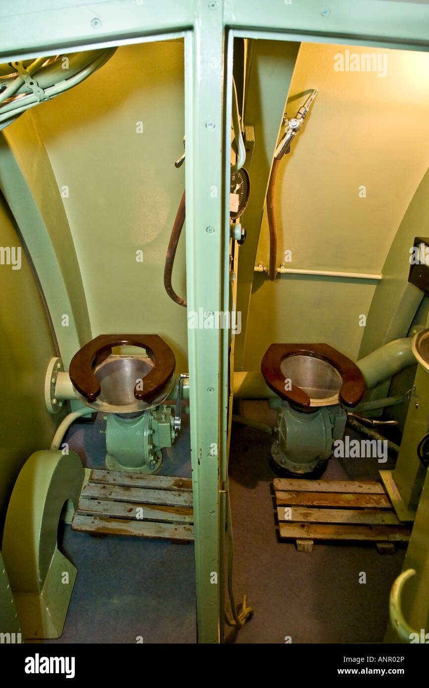 Deux toilettes dans un sous-marin Banque D'Images