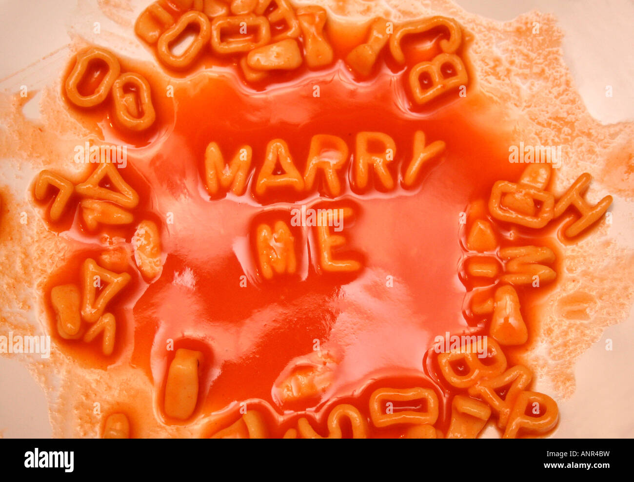 M'épouser écrit en spaghetti Alphabetti Banque D'Images