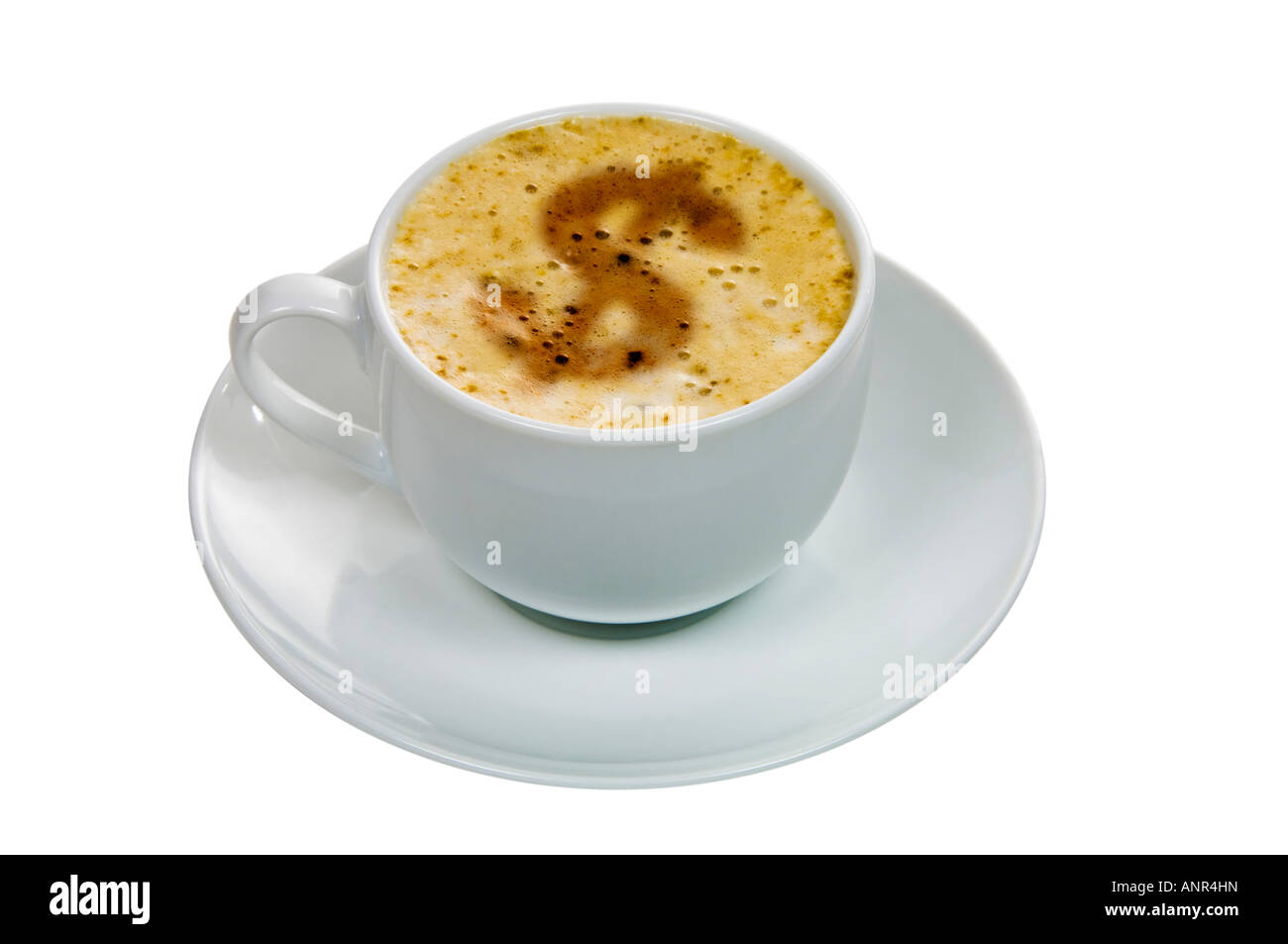 Tasse de cappuccino avec un symbole de dollar américain en poudre de cacao estompé sur la mousse de lait sur un fond blanc isolé Banque D'Images