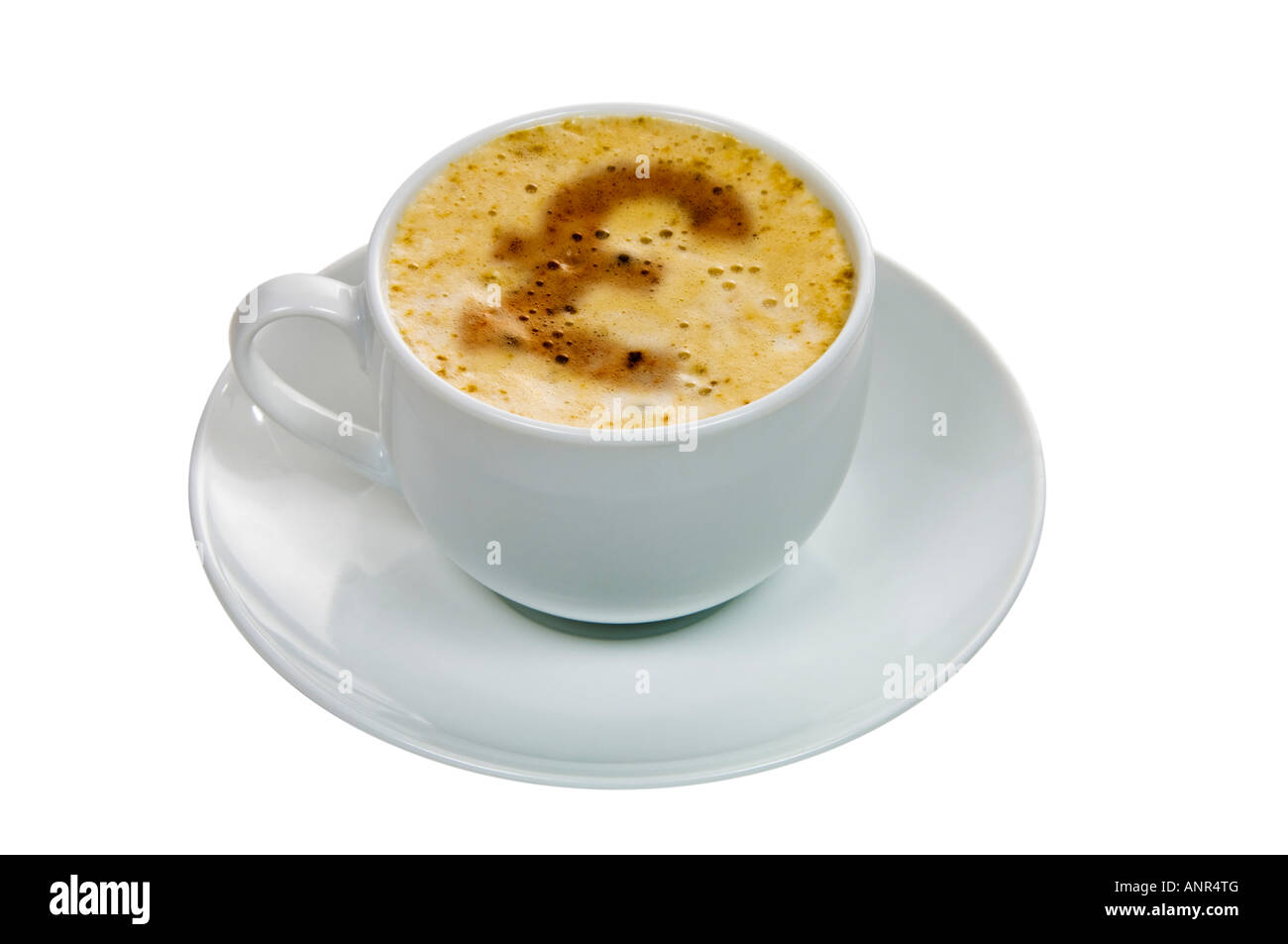Tasse de cappuccino avec un symbole de livre sterling en poudre de cacao estompé sur la mousse de lait sur un fond blanc isolé Banque D'Images