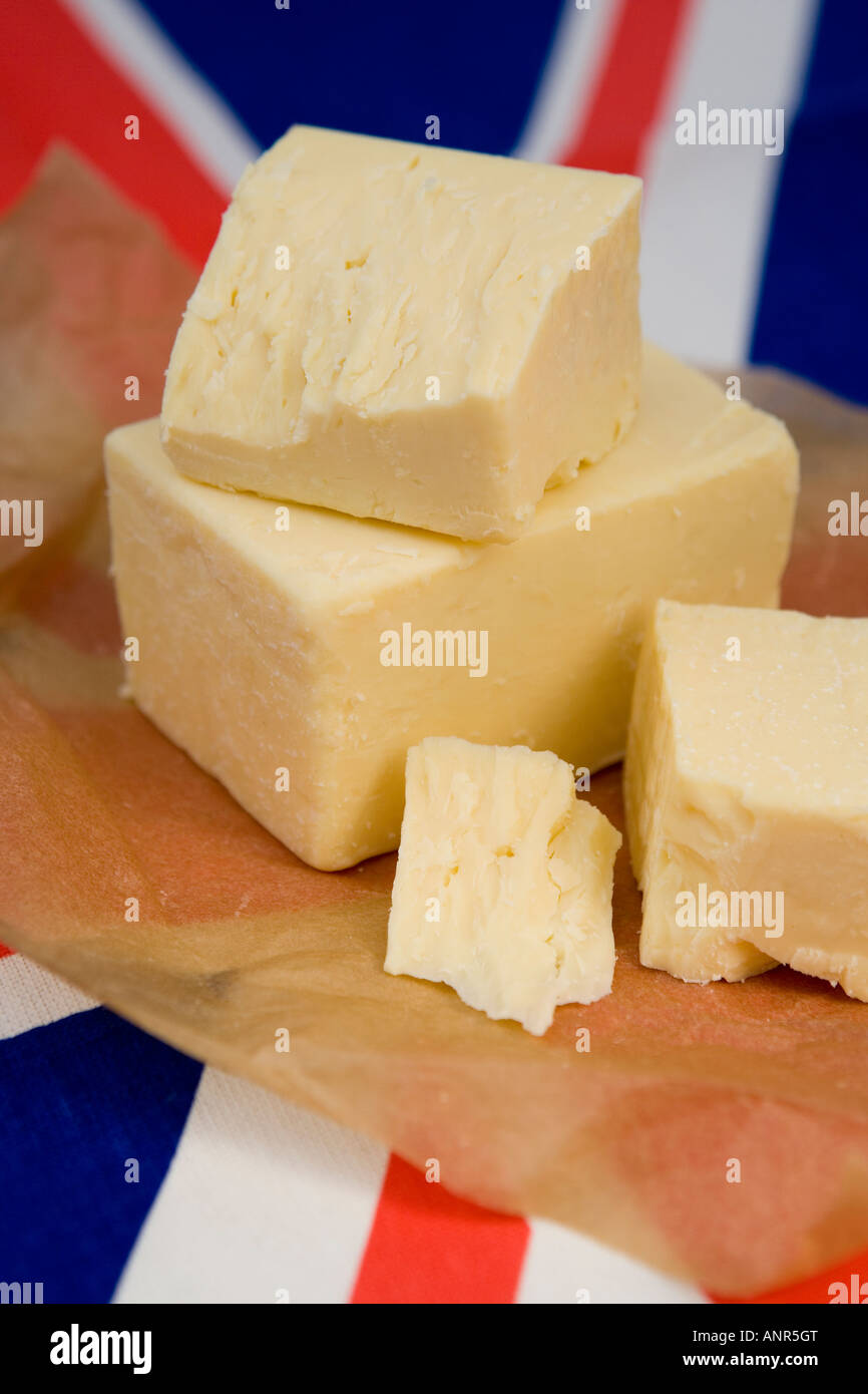 Fromage cheddar anglais contre une Union Jack flag Banque D'Images