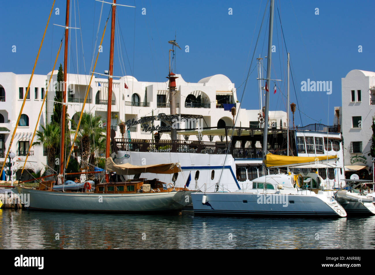 Un yacht classique et d'un catamaran moderne amarré à Port El-kantaoui Banque D'Images