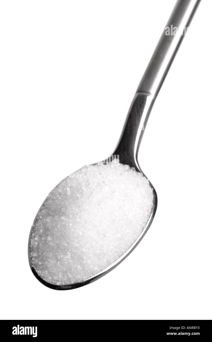 Cuillère à café de sucre blanc granulé sur fond blanc Banque D'Images