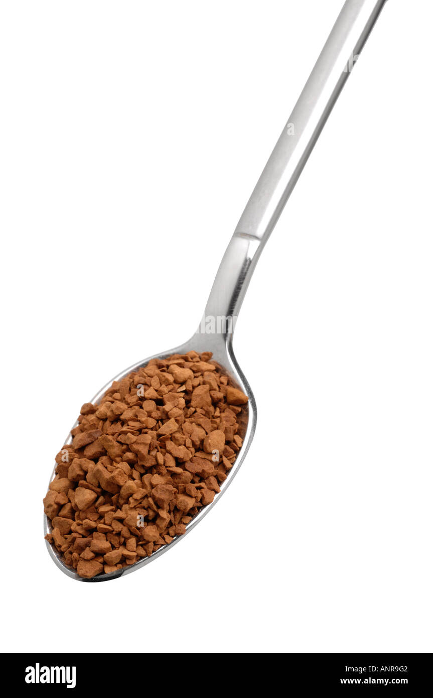 Café instantané granules sur cuillère à thé sur fond blanc Banque D'Images
