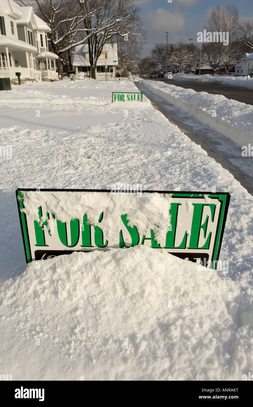Pour les ventes des signes dans la neige de nouvelles maisons à Port Huron, Michigan USA Banque D'Images