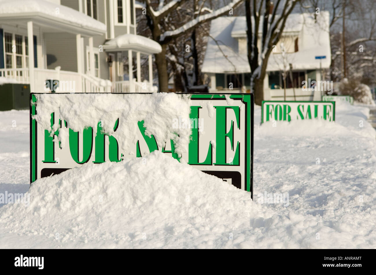 Pour les ventes des signes dans la neige de nouvelles maisons à Port Huron, Michigan USA Banque D'Images