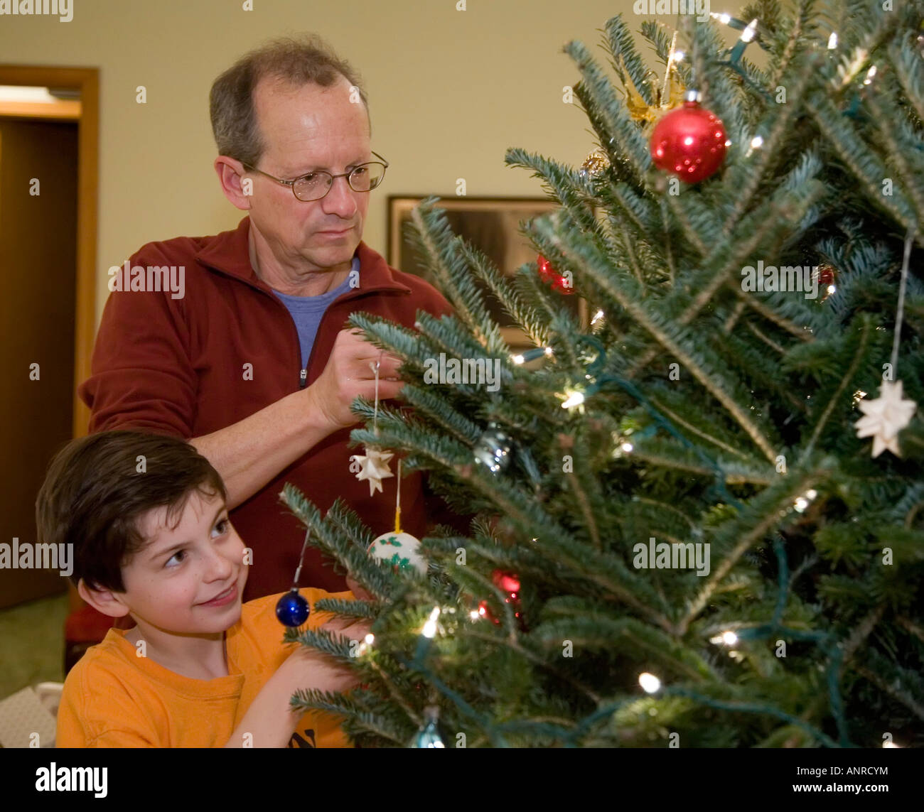 Bridgewater Virginia père et fils décorer un arbre de Noël Banque D'Images