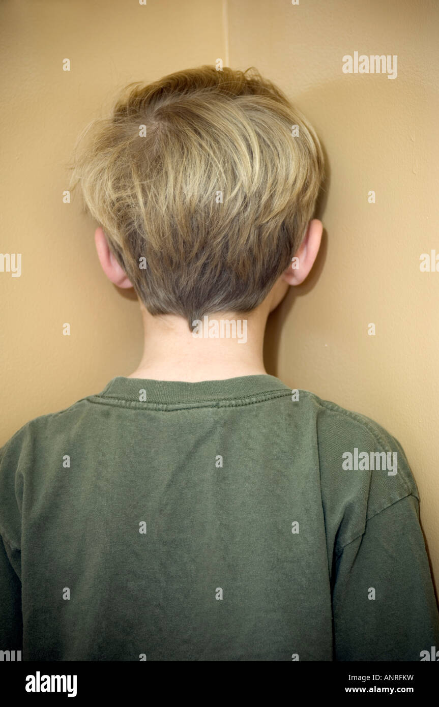 Boy standing in coin pour la peine capitale se conduisaient les débordements puni en difficulté indiscipline Banque D'Images