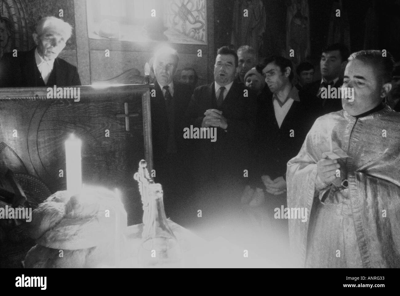 Service de l'église orthodoxe roumaine Banque D'Images