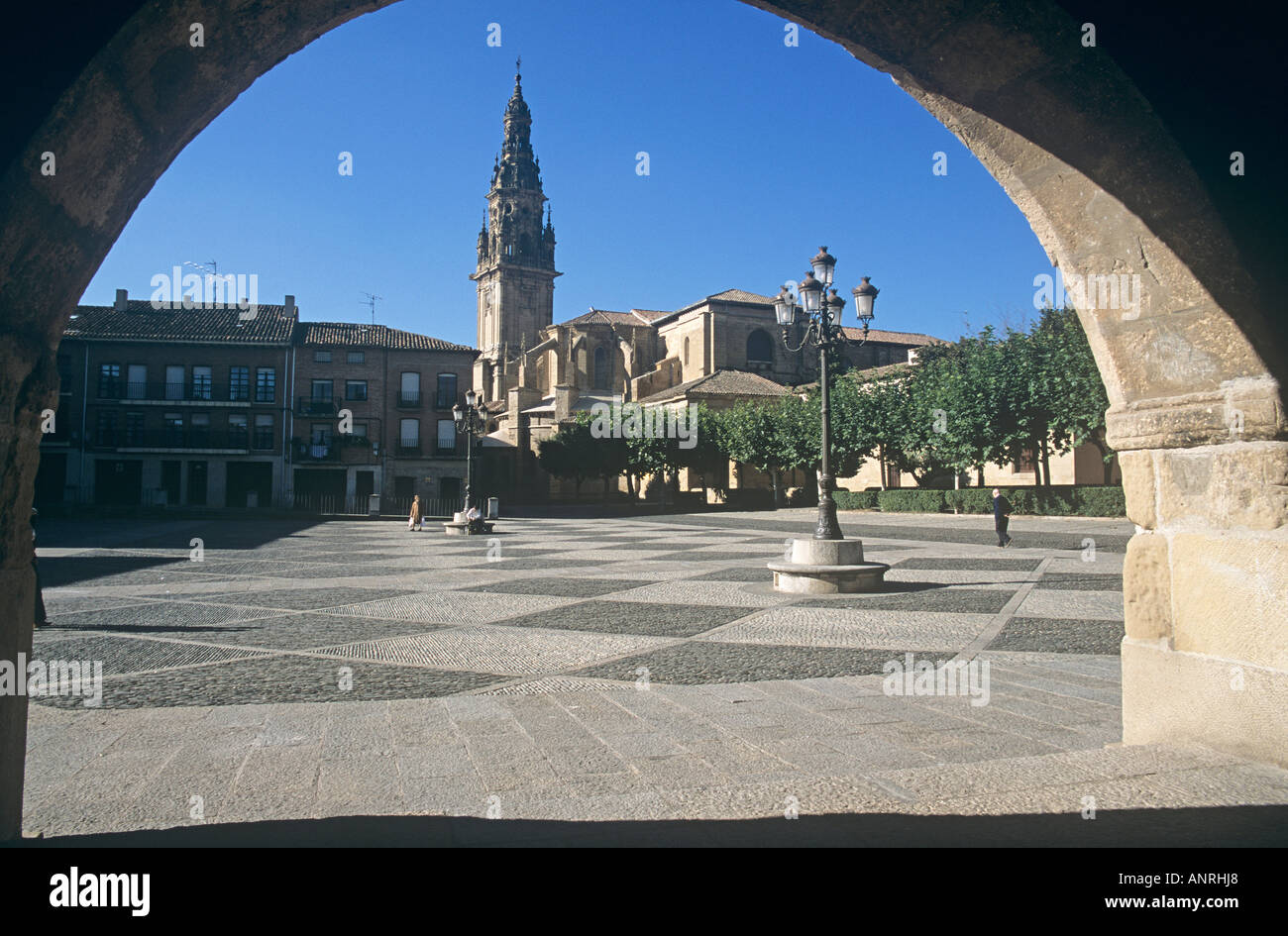 Grâce à l'arche à la Plaza Mayor avec Torre Exenta en arrière-plan Banque D'Images