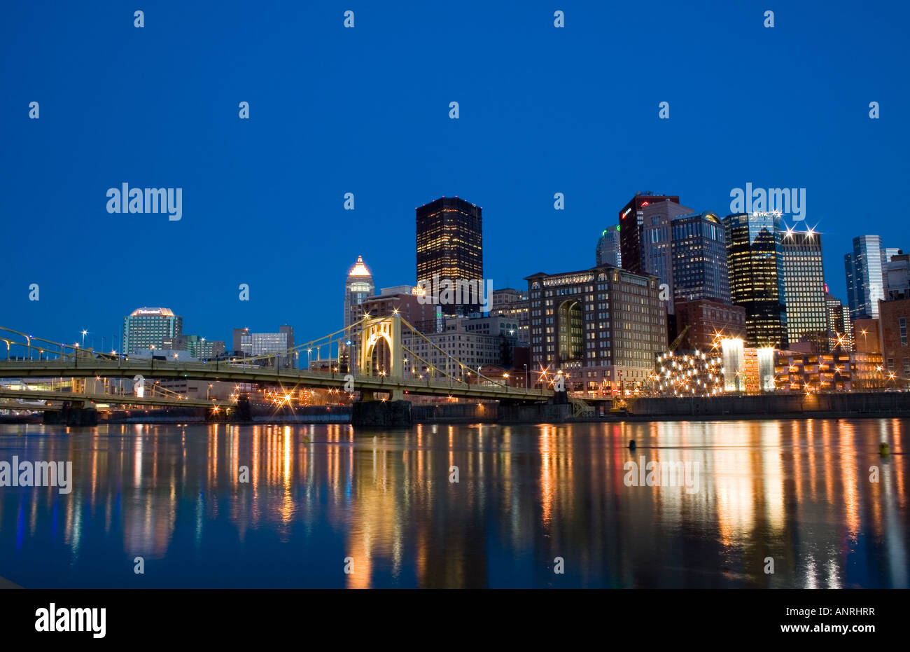 Night skyline de Pittsburgh, Pennsylvanie Banque D'Images
