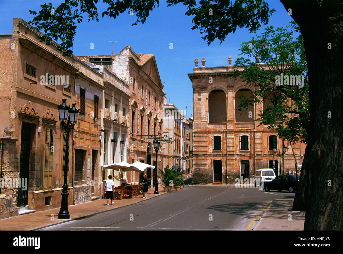 Bâtiments encadrée par de grands arbres à la périphérie de Plaça d es née la place principale de la vieille ville de Ciutadella Banque D'Images