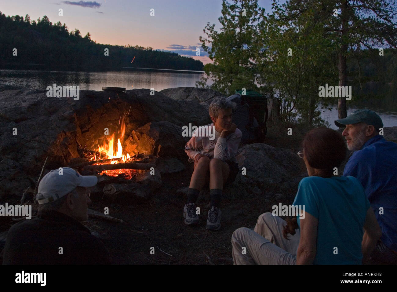 Le parc provincial Quetico en Ontario Les campeurs autour d'un feu de camp sur Agnes Lake au cours d'un voyage de canot-camping Banque D'Images