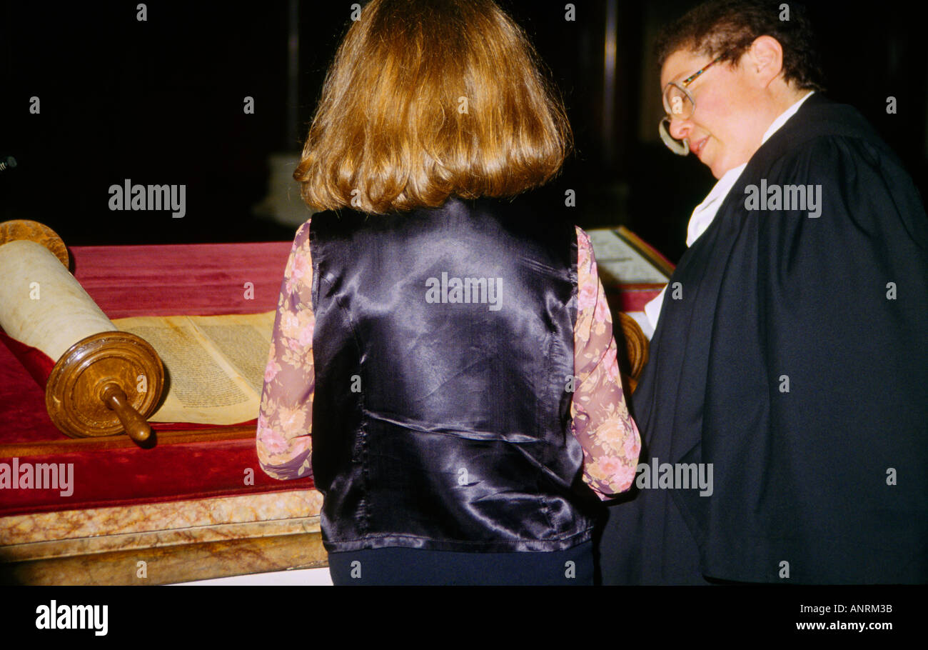 West London Synagogue Batmitzvah Angleterre pratique la Torah Banque D'Images