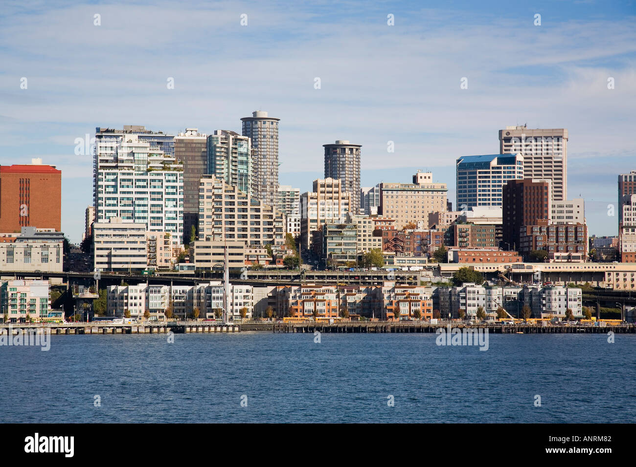 Seattle City skyline and waterfront, la copropriété près de Pier 66 et le vieillissement Alaskan Way Viaduct Seattle Washington USA Banque D'Images