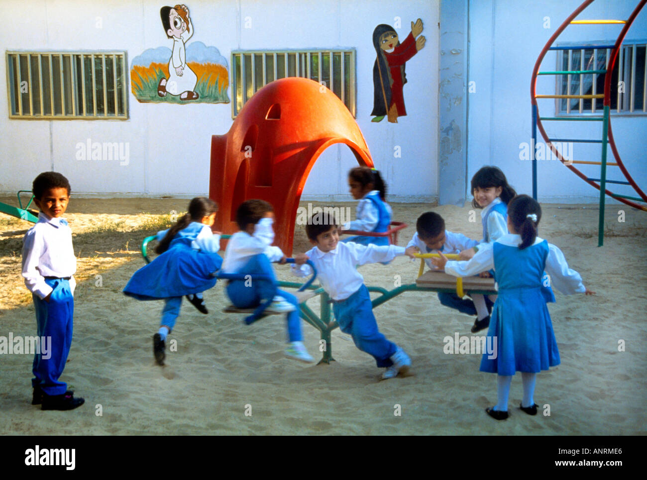 Abu Dhabi ÉMIRATS ARABES UNIS Mixte Maternelle Classe pour enfants sur rond-point Banque D'Images