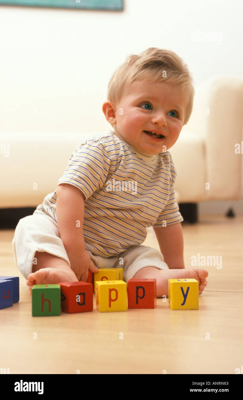 Petit enfant rend le mot heureux avec des briques Banque D'Images