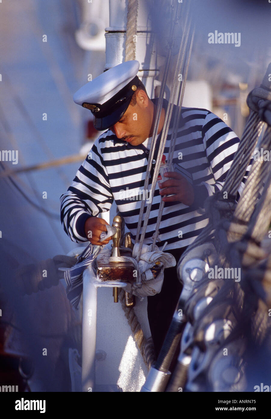 Membre de l'équipage de nettoyage grand voilier mexicain Cuauhtemoc tournement de Tall Ship Rouen Armada 2003 France Banque D'Images