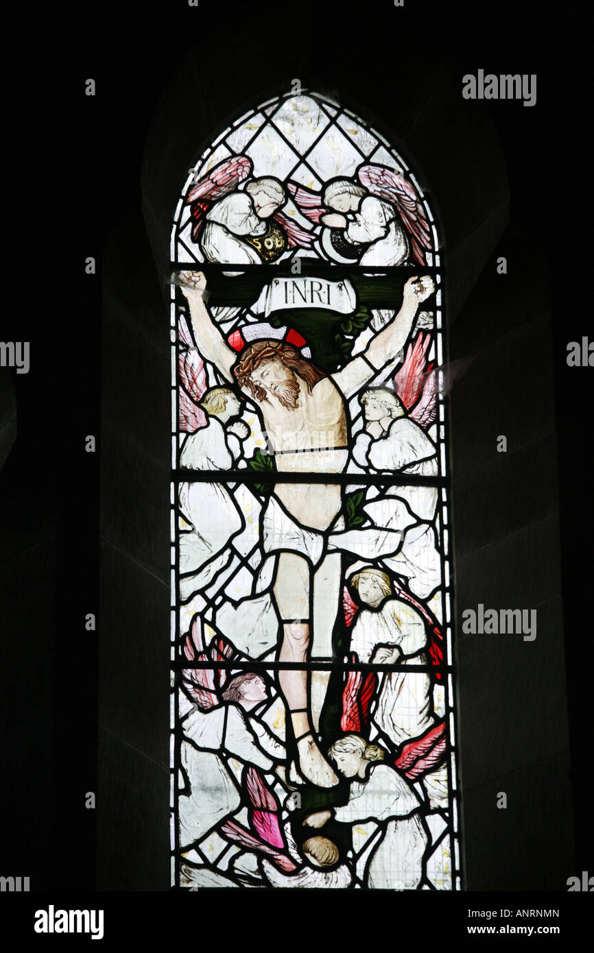 Vitraux de William Morris & Co.depicting Jesus Christ sur la croix à la fenêtre de l'église Ponsonby, Calder Bridge, Cumbria Banque D'Images