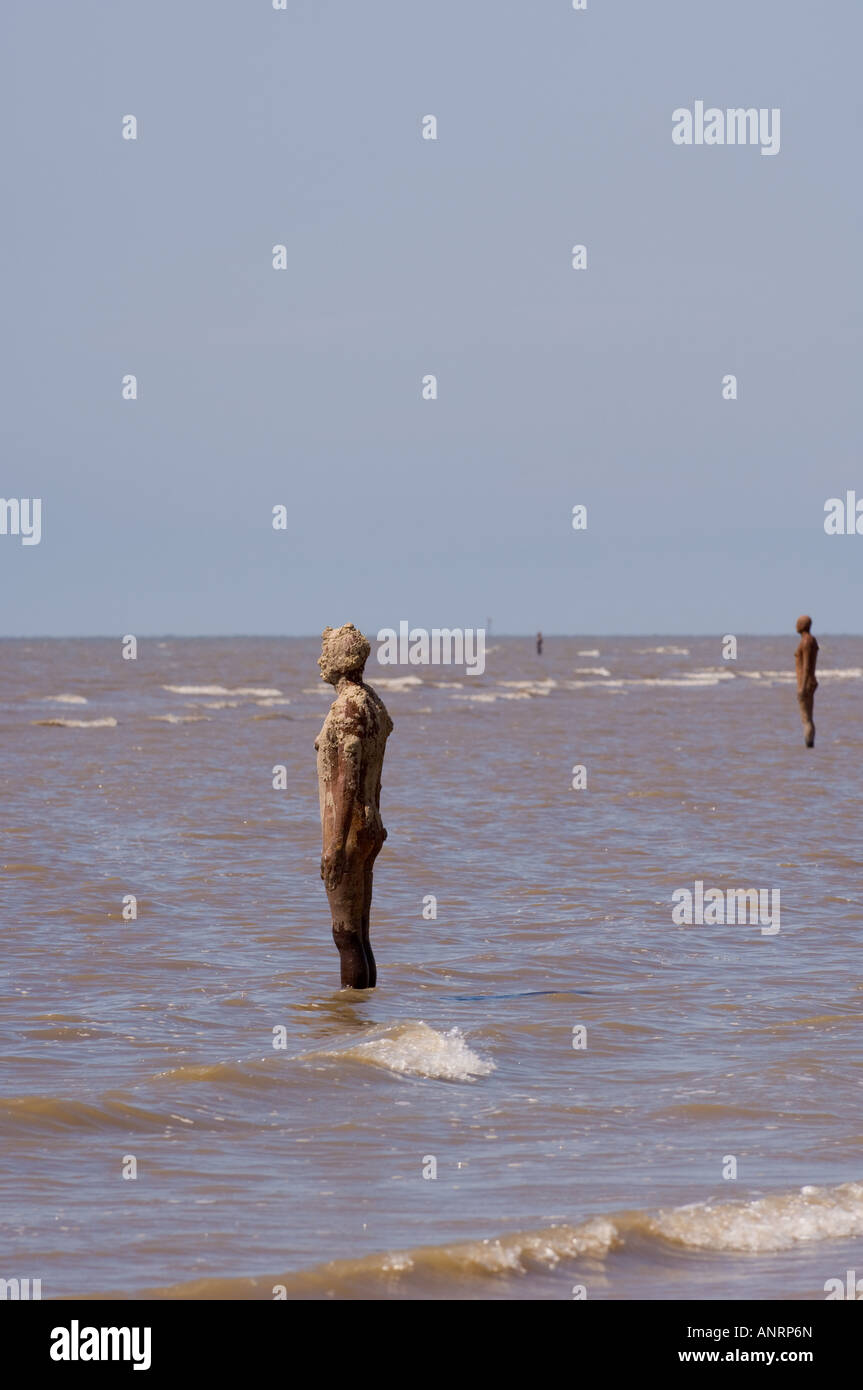 Les hommes en fonte font partie de l'autre place d'Antony Gormley, une installation permanente de 100 statues à Crosby Beach, Merseyside Banque D'Images