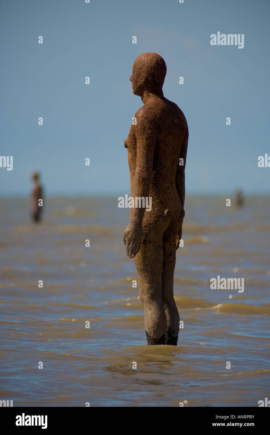 Les hommes en fonte font partie de l'autre place d'Antony Gormley, une installation permanente de 100 statues à Crosby Beach, Merseyside Banque D'Images