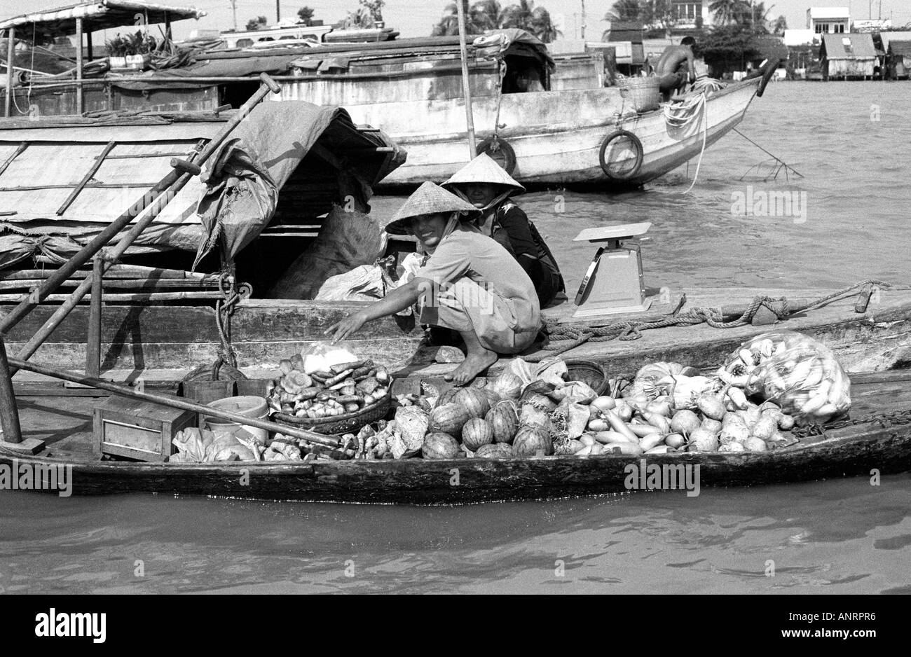 Les marchés flottants dans le Delta du Mekong, Vietnam. Banque D'Images