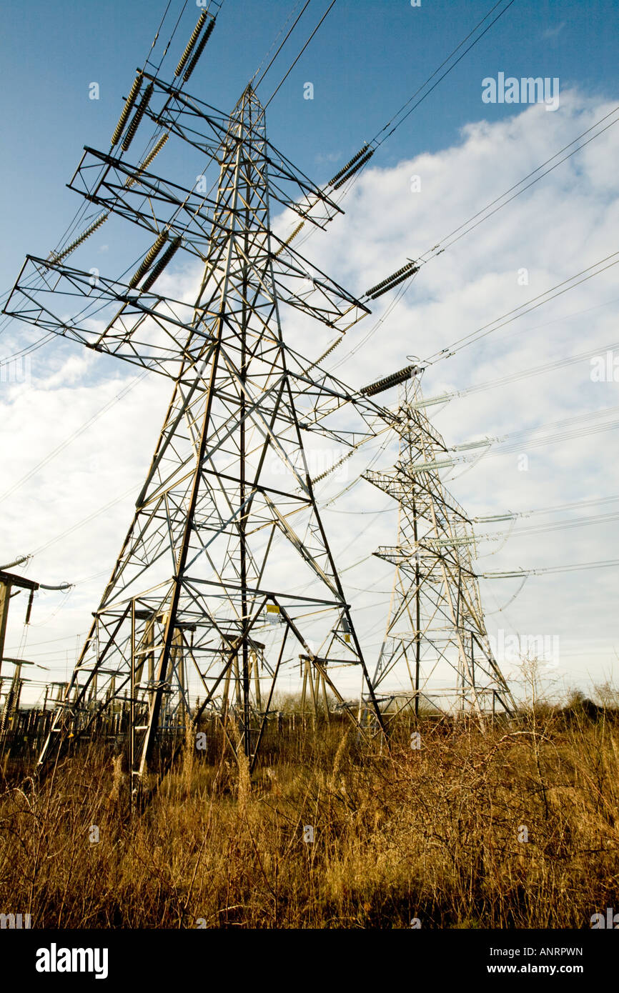 L'approvisionnement en énergie sous l'électricité près de Cambuslang pylônes fournissant de l'électricité à la ceinture centrale de l'Écosse, Royaume-Uni Banque D'Images