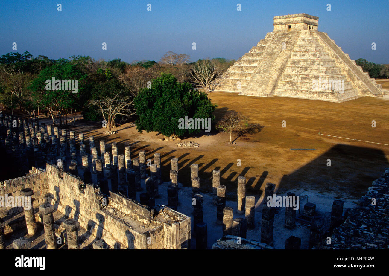 Groupe de mille colonnes péristyle ( ) et le Château (Pyramide de Kukulcan) et , Chichén Itzá. Le Mexique Banque D'Images
