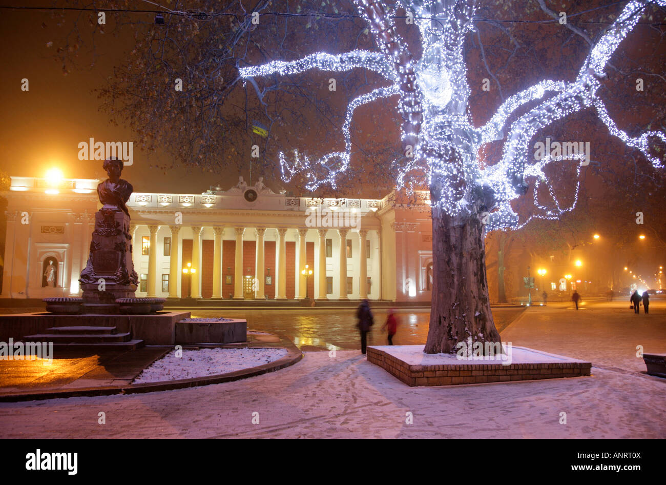 Monument de Pouchkine et l'Hôtel de Ville d'Odessa (Douma) lors d'une soirée tempête de neige, Primorsky Boulevard, Odessa, Ukraine. Banque D'Images