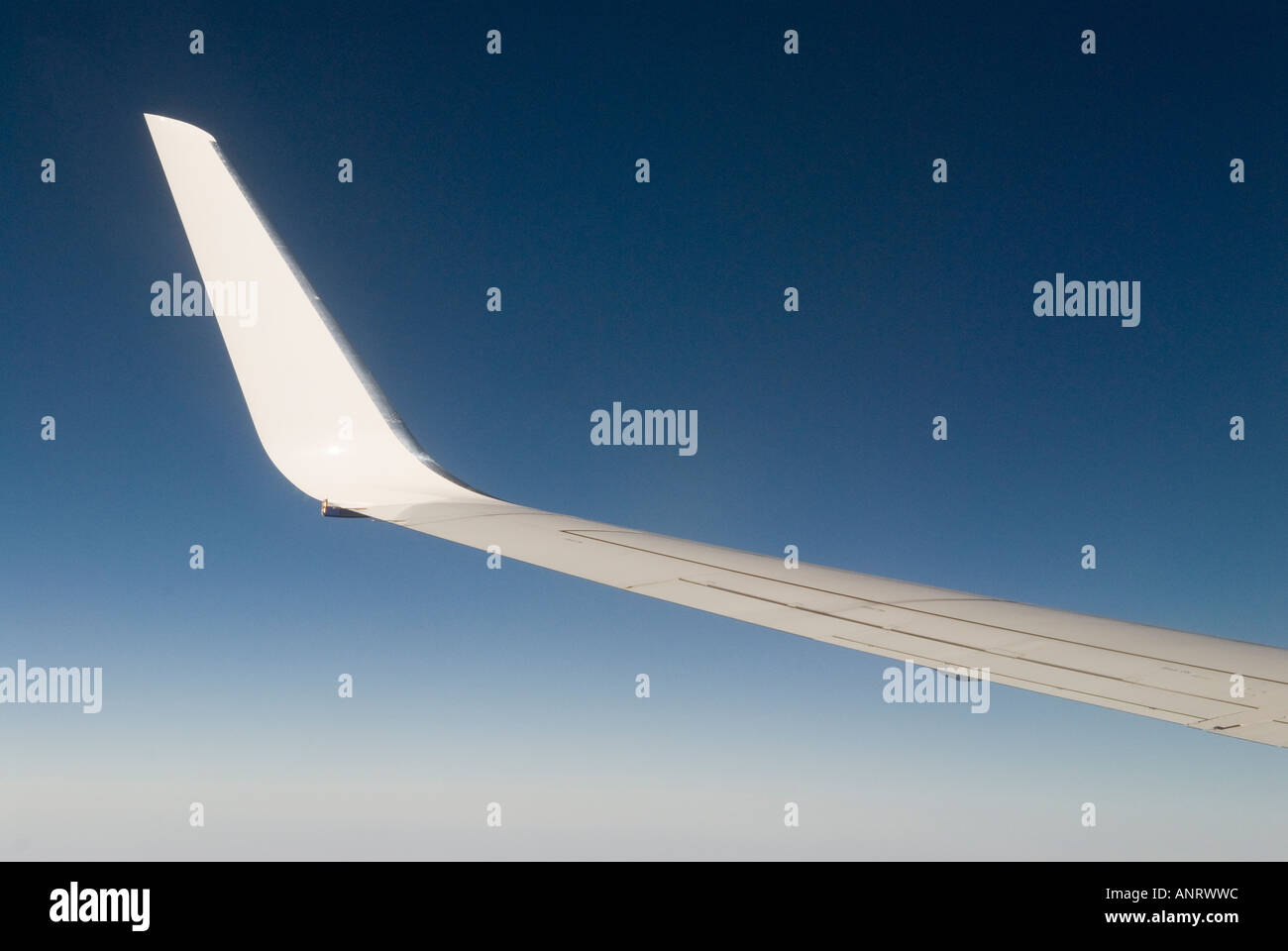 Ailes d'un avion Deep blue sky azore pal au-dessus des nuages 2006 Banque D'Images