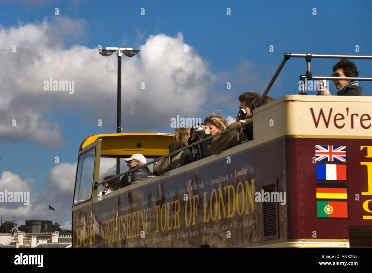 Les touristes sur une visite de la ville de Londres pour prendre des photos de l'open pont supérieur d'un bus à impériale traditionnelle Banque D'Images