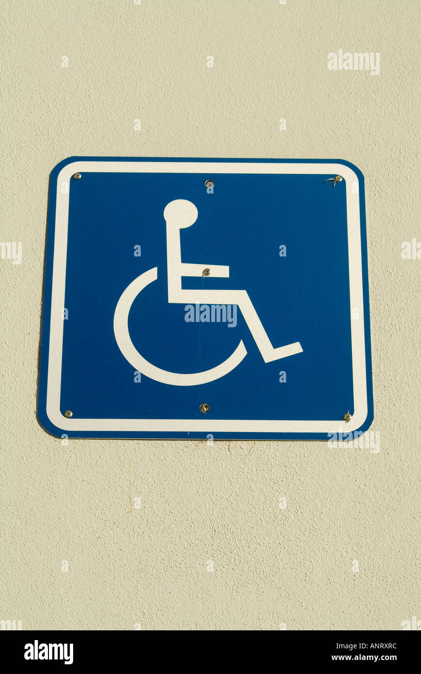 Signe au-dessus des toilettes pour l'utilisation par les personnes handicapées Banque D'Images