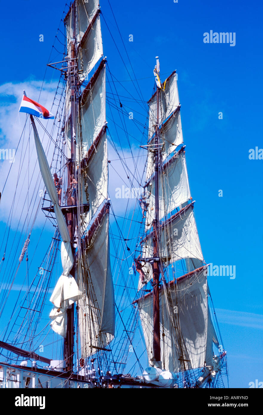 Deux mâts et voiles carrées d'un navire à voiles brigg Photo Stock - Alamy