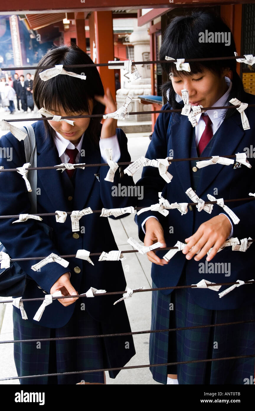 Stock photo d'écolières japonaises tiying tient au temple Sensoji à Asakusa Tokyo Japon Banque D'Images