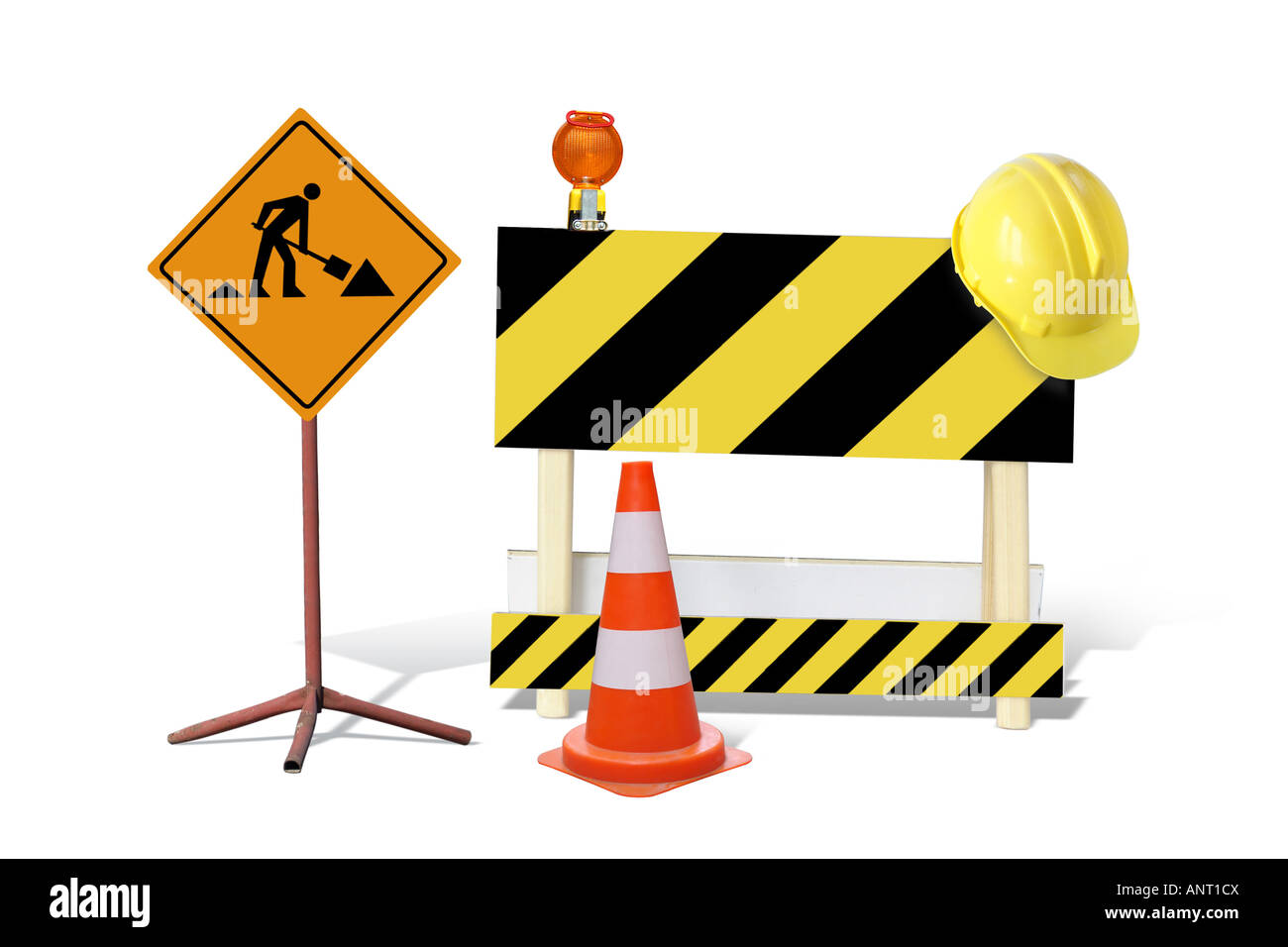 Studio shot of road construction signe, rayé jaune et noir avec témoin de barrière, casque et marqueur poster Banque D'Images