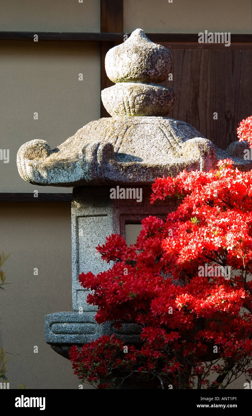 Stock photo d'une lanterne de pierre traditionnelle japonaise à Ginkakuji Temple de Kyoto Japon Banque D'Images