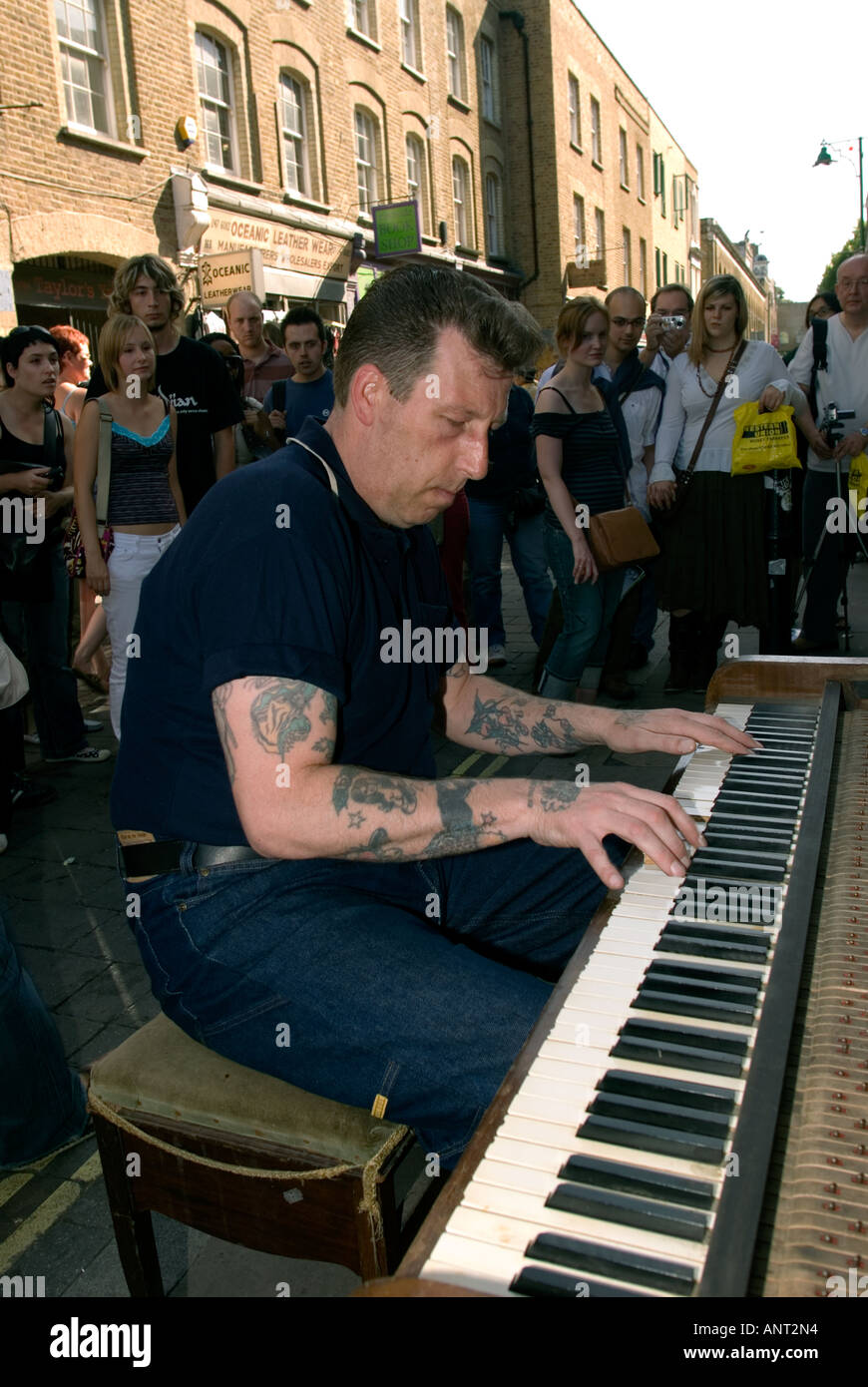 Joueur de piano en plein air à Brick Lane Festival et Marché, Londres, Royaume-Uni. Banque D'Images