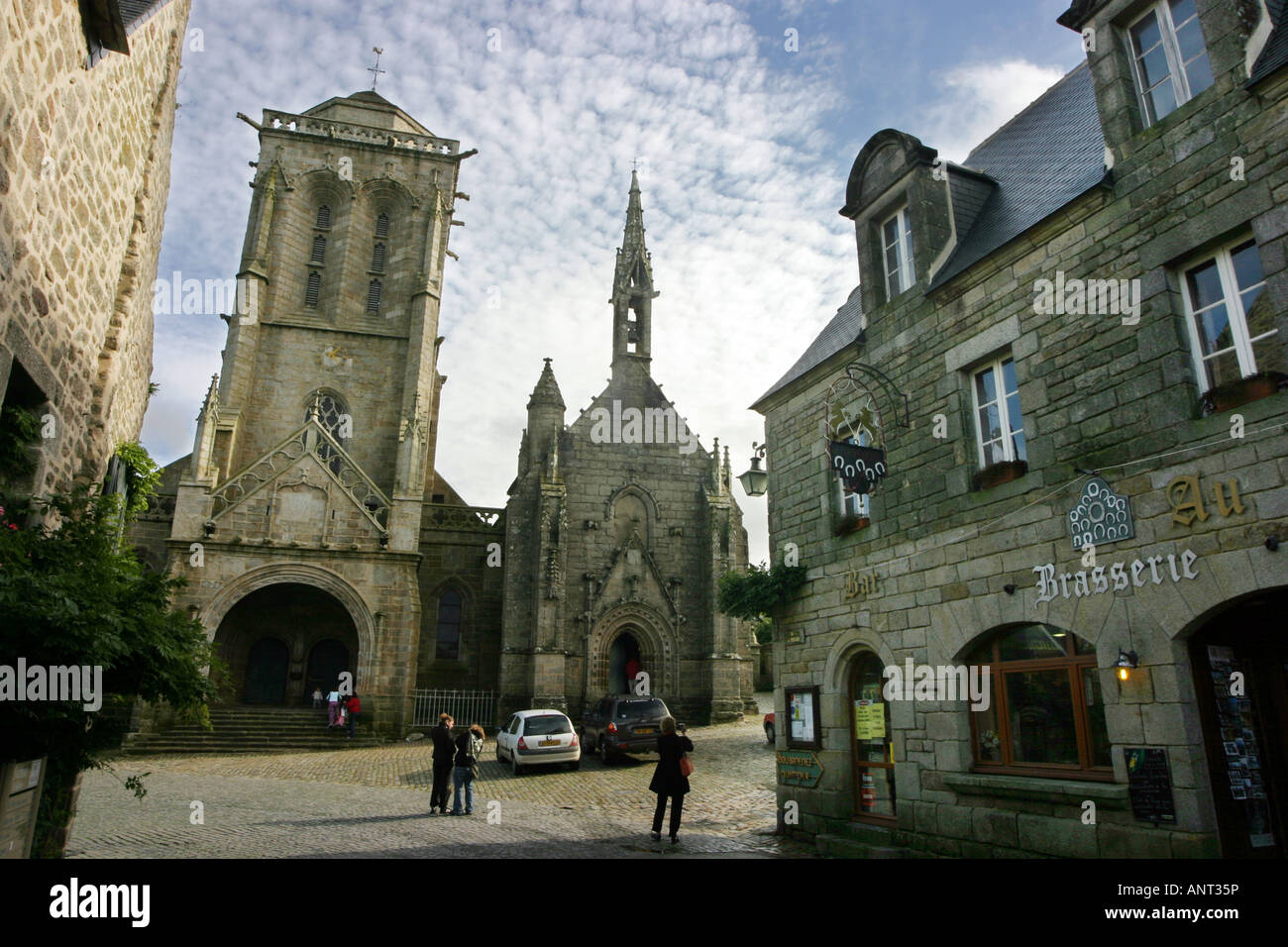 La brasserie et place du village, Locronan village médiéval, Bretagne, France, Europe Banque D'Images