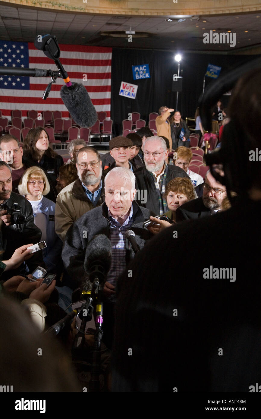 Warren Michigan John McCain parle aux médias après une réunion publique au cours de sa campagne pour le président Banque D'Images