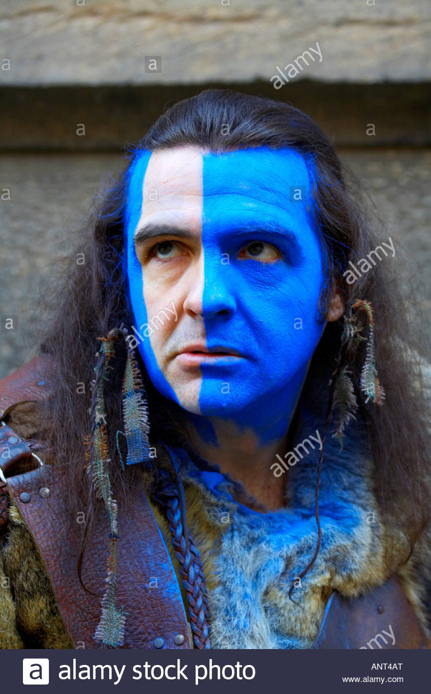 Un artiste de la Charité avec le drapeau écossais et vêtu d'un costume écossais de Braveheart, Édimbourg, Écosse Banque D'Images